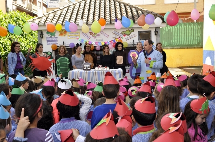 Los escolares con sus maestros y maestras y los actores del teatro arremolinados alrededor de la tarta con el número 31 para cantar y soplar. 