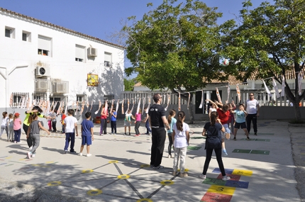 Escolares de El Chaparral y Calicasas en un taller de voleibol durante la jornada de convivencia.