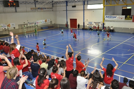 El municipal de Albolote registró un gran ambiente en las gradas y el público no paró de animar en todo momento. 