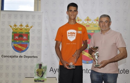 El concejal de deportes, Diego Valero recibe al tenista tras su último éxito deportivo.  