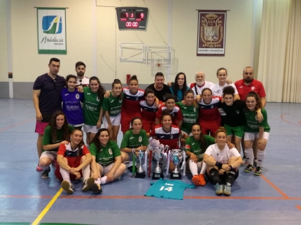 Plantilla y cuerpo técnico del Albolote Fútsal con el trofeo de la Copa Diputación / A.F. 