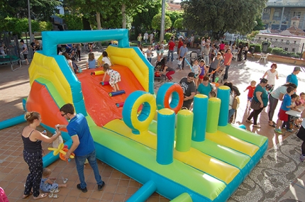 Actividades de entretenimiento durante la fiesta de la Ludoteca.