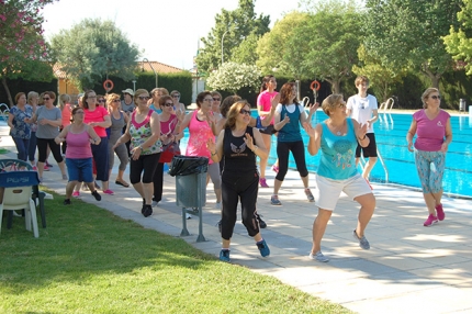 La jornada arrancó con una clase de zumba junto a la piscina.