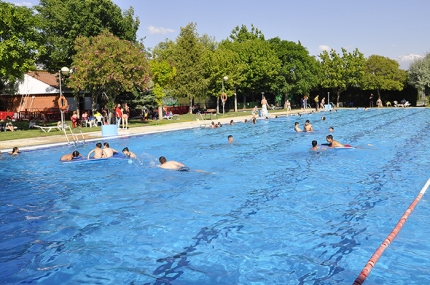 El alumnado de las escuelas deportivas disfrutó del primer baño de la temporada el pasado miércoles. 