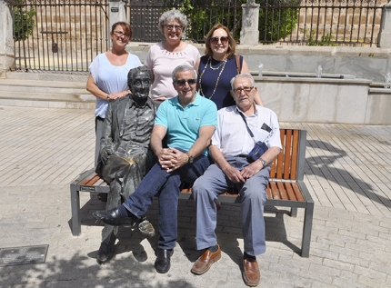 Luis Álvarez, sentado junto a la escultura de Francisco Carvajal, posa junto a miembros de la Fundación de Albolote y del equipo de Gobierno.