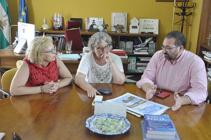 La alcaldesa de Albolote, Conchi Ramírez, durante la visita de trabajo junto al delegado, Germán González y la directora del colegio de El Chaparral, Encarna Ávila.