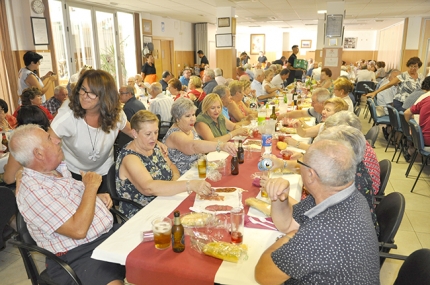 Comida de fiestas de los mayores en el club de jubilados.