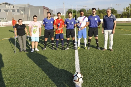 Familiares del Rerre junto con el concejal de deportes, Diego Valero, los capitanes de los equipos y los árbitros. 