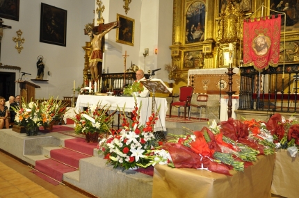 El párroco, Javier Huete, durante la eucaristía