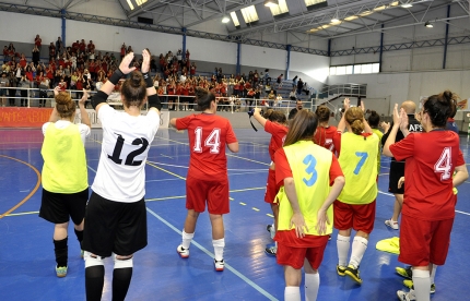 El equipo femenino de Primera Andaluza se despide de la afición tras el último partido de liga de la temporada pasada