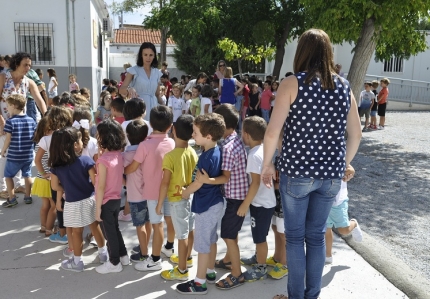 Las maestras dirigen a los escolares a sus aulas tras la inauguración 