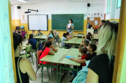 La tutora de 4º A de la bienvenida en el aula a las familias y alumnado en el primer día del curso en el colegio  Abadía 