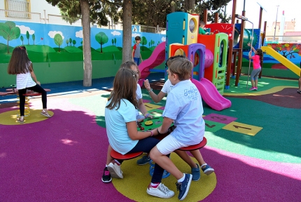 Los escolar no han dudado en estrenar el parque del cole Ave María en el primer día de curso