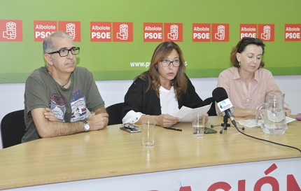 La secretaria de Comunicación del PSOE Albolote, Esther Casares -centro-, flanqueada por Francisco J. Morales y Esther Carvajal, miembros de la ejecutiva local.