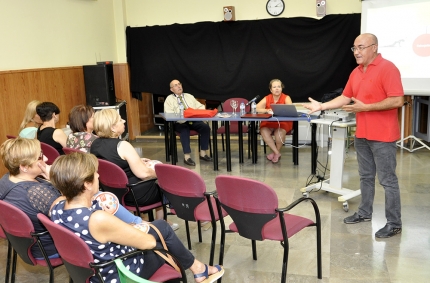 El doctor Manuel Ruiz durante la charla.