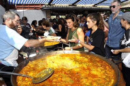 El reparto de paella fue uno de los momentos de mayor concurrencia.