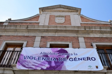 Pancarta contra la violencia machista en el balcón de la casa consistorial de Albolote 