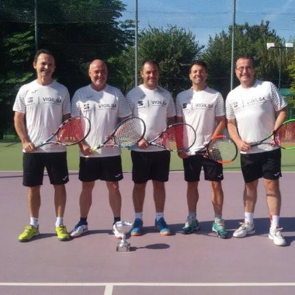 Integrantes del equipo veterano con la nueva equipación patrocinada por Seat Vigilsa. /CLUB TROVADOR