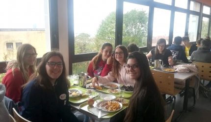 Grupo de alumnas andaluzas, entre ellas las alboloteñas, Ana y Laura, en primer plano, durante un almuerzo en el Lycée Public de Saint-Just de Lyon