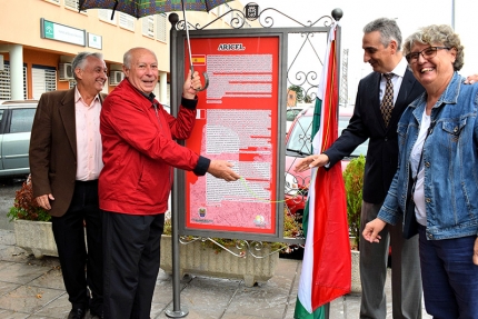 Antonio Carvajal, junto a la alcaldesa, Conchi Ramírez, y los directores, actual y saliente, del IES Aricel en el momento de descubrir la placa a la entrada del IES /M,N. 