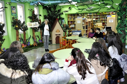 La bibliotecaria, Gabi Izquierdo, dirige una de las charlas y sesiones cuentacuentos que se desarrollan en este contenedor cultural a lo largo del año.. 