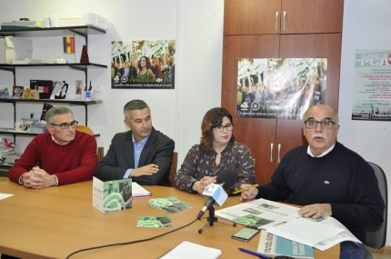 El Coordinador de IU, Emilio López, junto al grupo municipal IU Ganemos, en rueda de prensa 