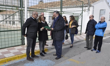 La parlamentaria andaluza, Mari Fran Carazo visita el colegio de El Chaparral 