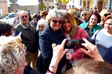 Numeroso público, incluida la alcaldesa, Conchi Ramírez, se ha hecho una foto con Susana Díaz. 