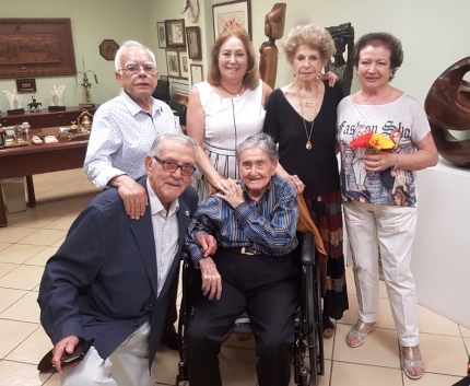 Lucilo Carvajal, en silla de ruedas en el centro de la imagen, rodeado de los patronos de la fundación de Albolote y su esposa Agnes (de negro) en una foto reciente, el pasado septiembre en Puerto Rico. 