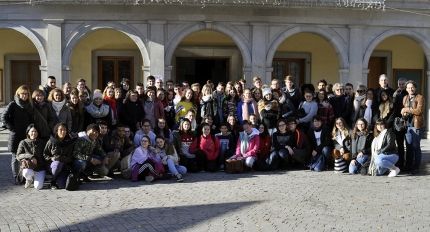 Foto de familia de todo el grupo de alumnado, profesorado y representantes institucionales a las puertas del Ayto. 