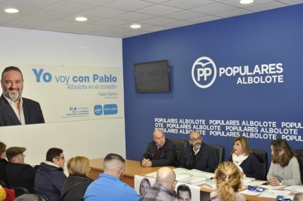 Los militantes del PP en un acto de campaña en la sede local 