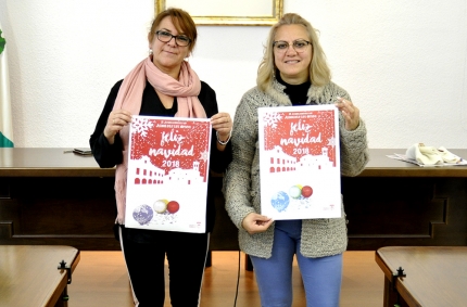 Las concejalas Rosa Madrid y Montse Bailón muestran el cartel  de la programación de Navidad de este año. 