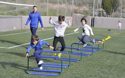 Escolares durante una gimkana deportiva asesorada por un monitor.