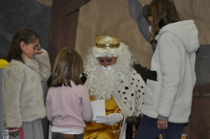 Los niños y niñas entregan sus cartas unos días antes de la Cabalgata de Reyes 