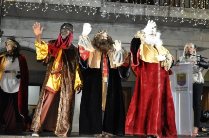 Los reyes magos en la Plaza de España saludan a los niños y niñas de Albolote 