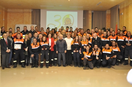 Los voluntarios junto a las autoridades locales y provinciales 