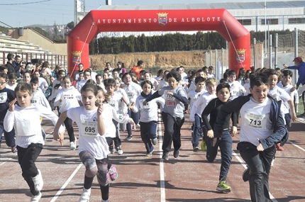 Salida de una de las carreras organizadas en el polideportivo.