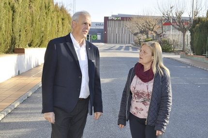 Manuel Montalvo y Carmen Calderay frente al CDU de Albolote.