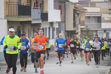 Atletas participantes recorren las calles de Albolote en la edición celebrada el pasado año.