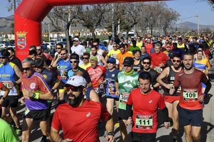 Salida de la prueba de fondo desde el paseo del polideportivo.