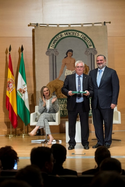 El Delegado de Gobierno entrega la bandera de Andalucía a Herogra 