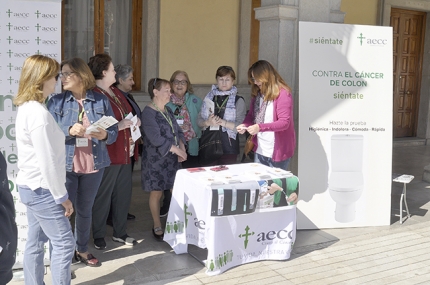 Mesa informativa de la AECC de Albolote instalada a las puertas del Ayuntamiento.