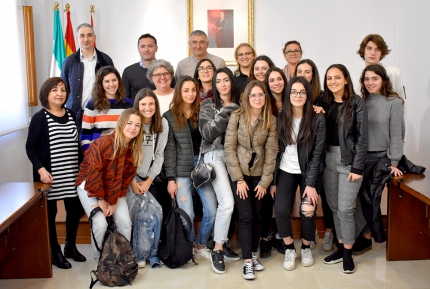 Alumnado italiano acompañado por sus profesoras y representantes del IES Aricel en el salón municipal de plenos donde han sido recibidos por el equipo de Gobierno