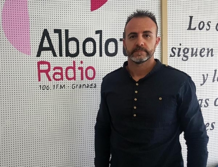 Esteban Férriz en los estudios de Radio Albolote a la conclusión de la entrevista 