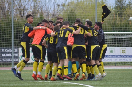 Los jugadores del FC Cubillas celebran el ascenso a la conclusión del partido ante el At. Zubia (J. PALMA)