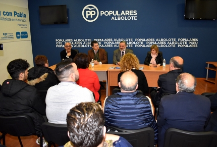 Un momento de la reunión celebrada este miércoles 10 de abril en la sede local del PP de Albolote 