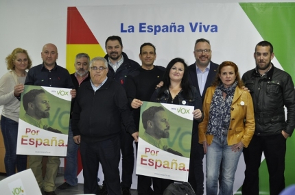 Militantes de Vox en la sede local del partido ubicada en la calle Calderón 