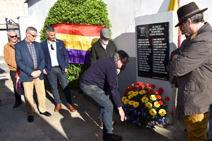 Un momento de la ofrenda floral en el monolito ubicado a la entrada del cementerio municipal. 