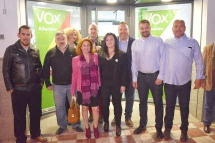 Militantes de Vox en la puerta de la sede local 