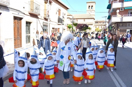 Un grupo de pequeños del colegio Lucilo Carvajal, con sus maestros, durante el pasacalles.